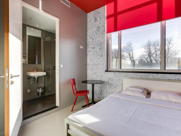 ClinkNOORD Hostel : photo 1 de la chambre chambre double privée avec salle de bains privative