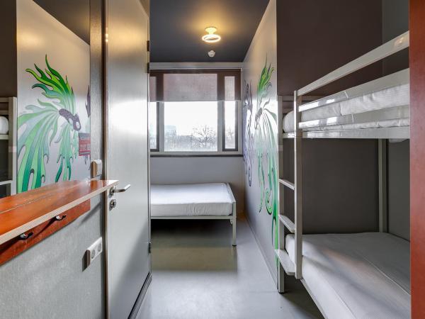 ClinkNOORD Hostel : photo 3 de la chambre chambre quadruple privée avec salle de bains privative