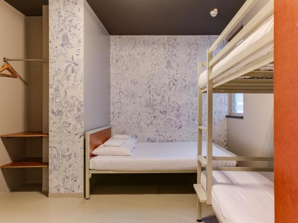 ClinkNOORD Hostel : photo 2 de la chambre chambre quadruple privée avec salle de bains privative