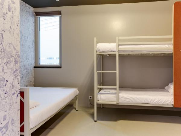 ClinkNOORD Hostel : photo 1 de la chambre chambre quadruple privée avec salle de bains privative