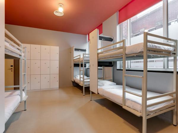 ClinkNOORD Hostel : photo 1 de la chambre lit dans dortoir de 6 lits privative
