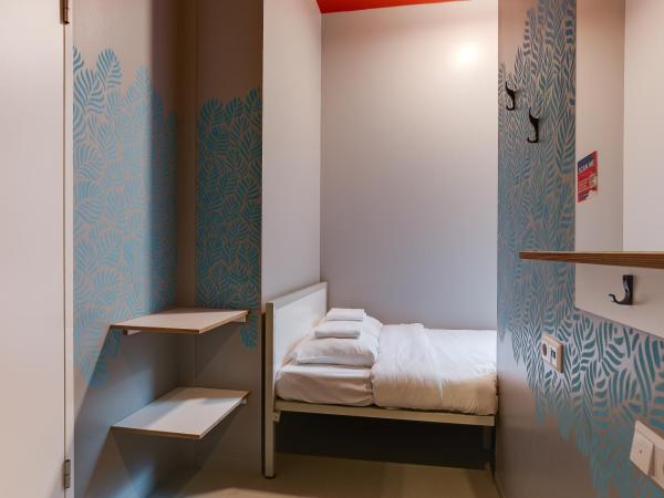 ClinkNOORD Hostel : photo 2 de la chambre chambre simple privée avec salle de bains privative