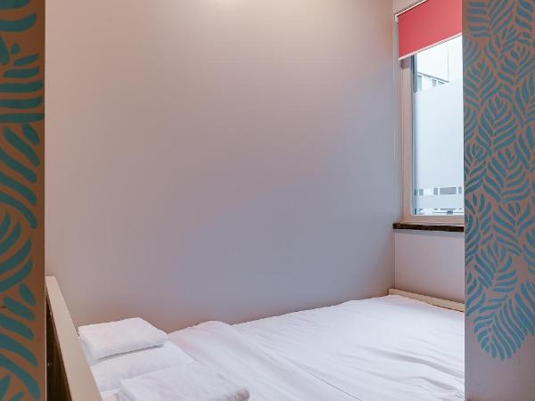 ClinkNOORD Hostel : photo 1 de la chambre chambre simple privée avec salle de bains privative