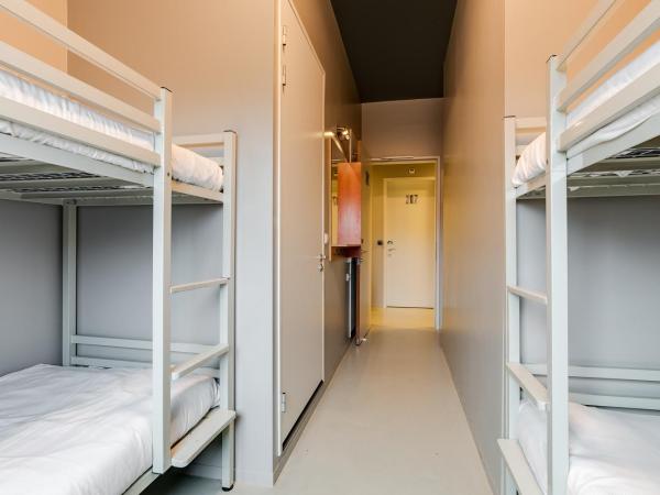 ClinkNOORD Hostel : photo 3 de la chambre lit dans dortoir de 6-4 lits avec salle de bains privative
