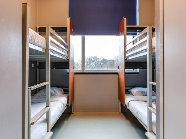 ClinkNOORD Hostel : photo 5 de la chambre lit dans dortoir de 6-4 lits avec salle de bains privative