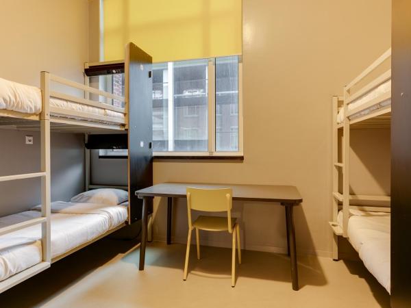ClinkNOORD Hostel : photo 2 de la chambre lit dans dortoir de 6 lits privative