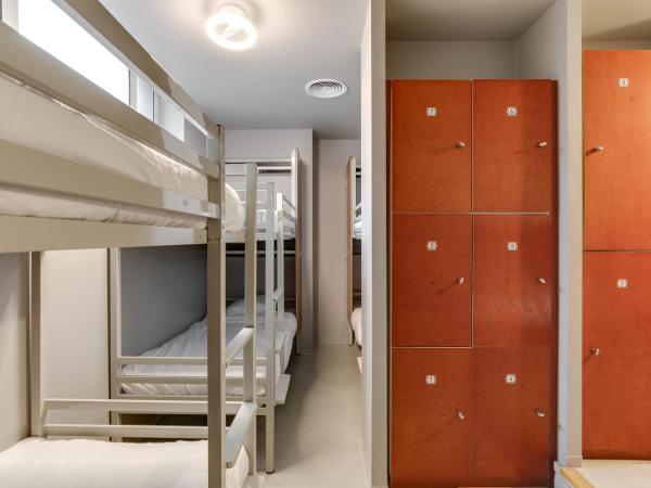 ClinkNOORD Hostel : photo 4 de la chambre lit dans dortoir de 8 lits avec salle de bains privative