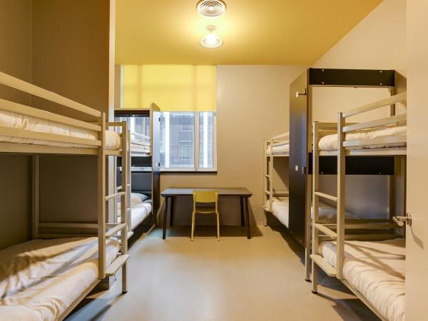 ClinkNOORD Hostel : photo 1 de la chambre lit dans dortoir de 8 lits avec salle de bains privative