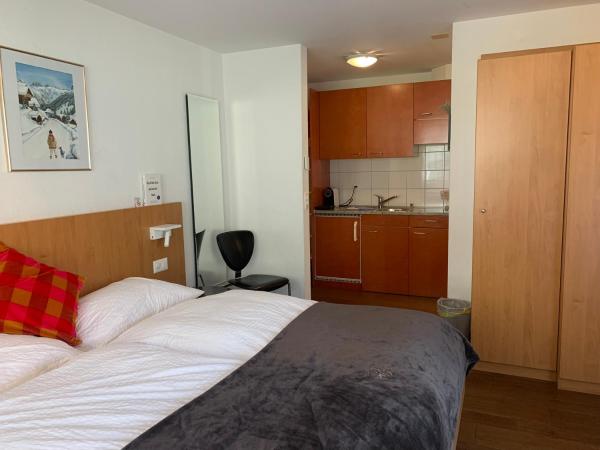 Hotel Belmont : photo 1 de la chambre chambre triple avec kitchenette et balcon