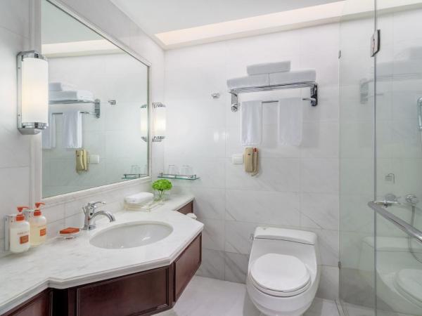 Crowne Plaza Hotel & Suites Landmark Shenzhen, an IHG Hotel - Nearby Luohu Border, Indoor heated swimming pool, Complimentary Welcome Drink : photo 1 de la chambre chambre standard