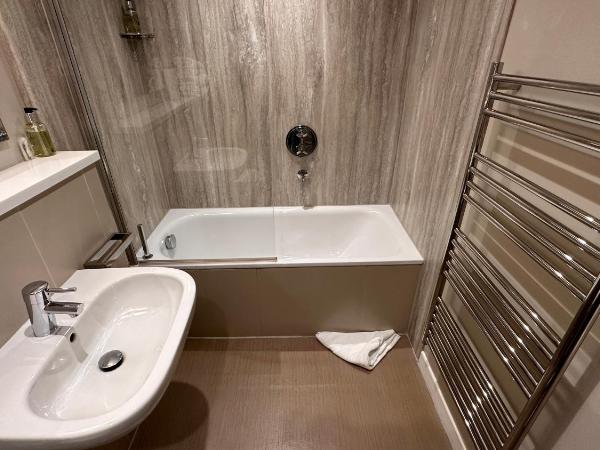 Brighton House : photo 4 de la chambre chambre lits jumeaux avec baignoire