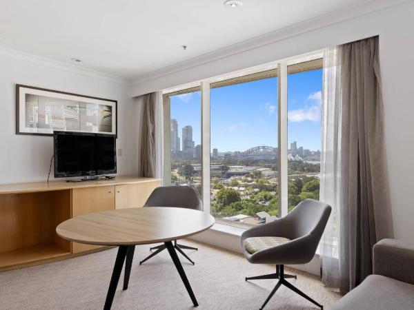 Holiday Inn Sydney Potts Point : photo 3 de la chambre spa king suite with harbour view