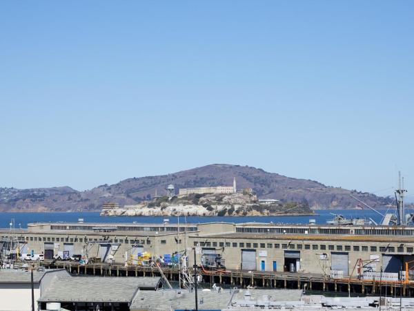 Kimpton Alton Fisherman's Wharf, an IHG Hotel : photo 8 de la chambre chambre lit king-size premium avec baignoire et douche à l'italienne - vue sur baie