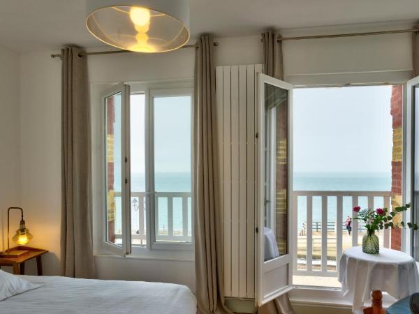 Hotel Le Rayon Vert : photo 2 de la chambre chambre double avec baignoire spa et vue sur la mer