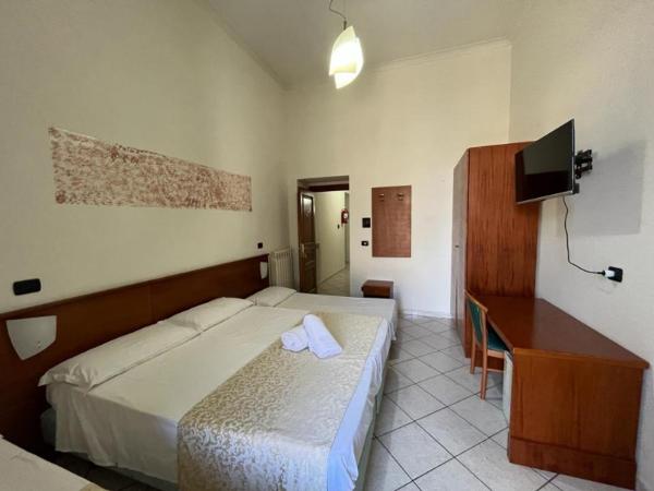 Hotel Eliseo Napoli : photo 3 de la chambre chambre triple
