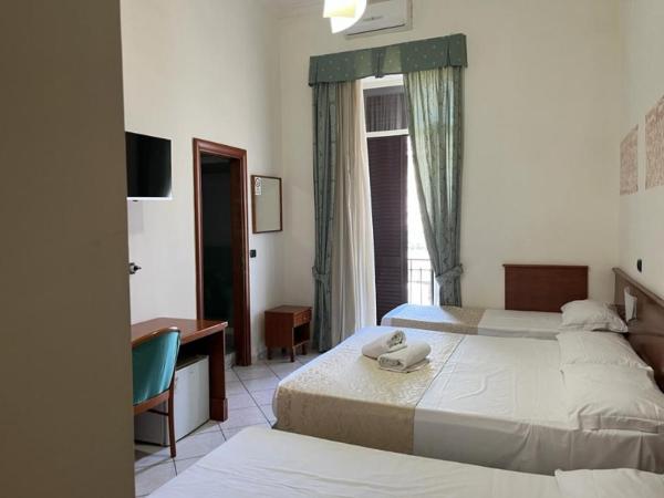 Hotel Eliseo Napoli : photo 4 de la chambre chambre triple