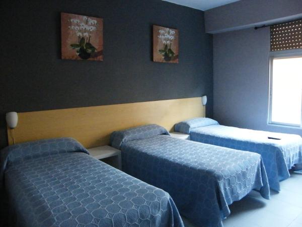 Pensión Corona : photo 5 de la chambre chambre triple avec salle de bains commune