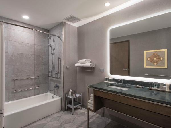 JW Marriott Charlotte : photo 1 de la chambre chambre lit king-size avec baignoire adaptée aux personnes à mobilité réduite