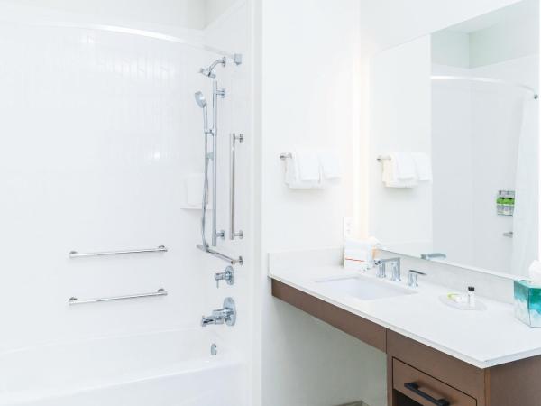 Staybridge Suites - Nashville - Vanderbilt, an IHG Hotel : photo 9 de la chambre queen suite with two queen beds and mobility accessible bathtub - non-smoking