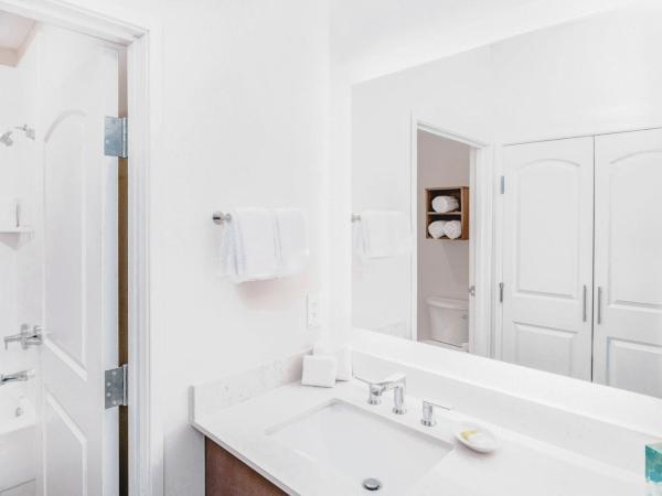 Staybridge Suites - Nashville - Vanderbilt, an IHG Hotel : photo 8 de la chambre queen suite with two queen beds and mobility accessible bathtub - non-smoking