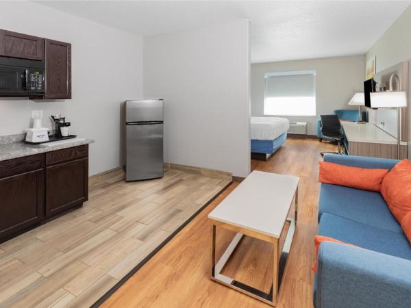 Days Inn & Suites by Wyndham San Antonio near Frost Bank Center : photo 5 de la chambre suite studio lit king-size - non-fumeurs