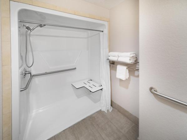 Days Inn & Suites by Wyndham San Antonio near Frost Bank Center : photo 3 de la chambre chambre lit king-size - accessible aux personnes à mobilité réduite - non-fumeurs