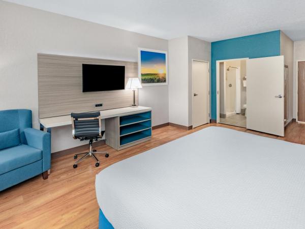 Days Inn & Suites by Wyndham San Antonio near Frost Bank Center : photo 1 de la chambre chambre lit king-size - accessible aux personnes à mobilité réduite - non-fumeurs