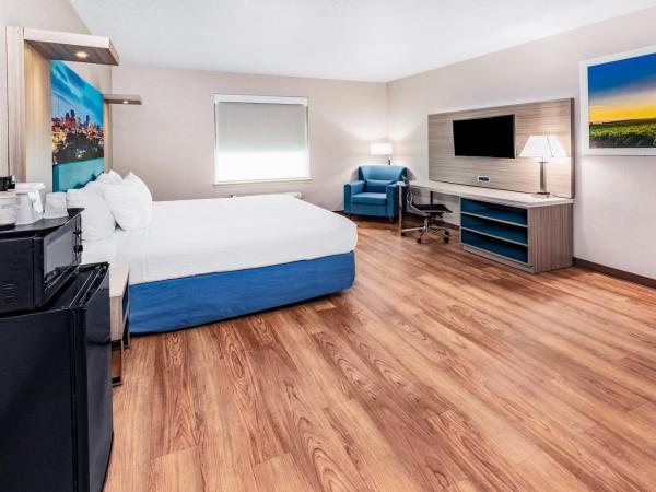 Days Inn & Suites by Wyndham San Antonio near Frost Bank Center : photo 2 de la chambre chambre lit king-size - accessible aux personnes à mobilité réduite - non-fumeurs