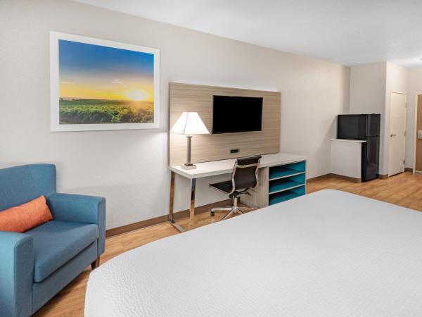 Days Inn & Suites by Wyndham San Antonio near Frost Bank Center : photo 6 de la chambre suite studio lit king-size - non-fumeurs