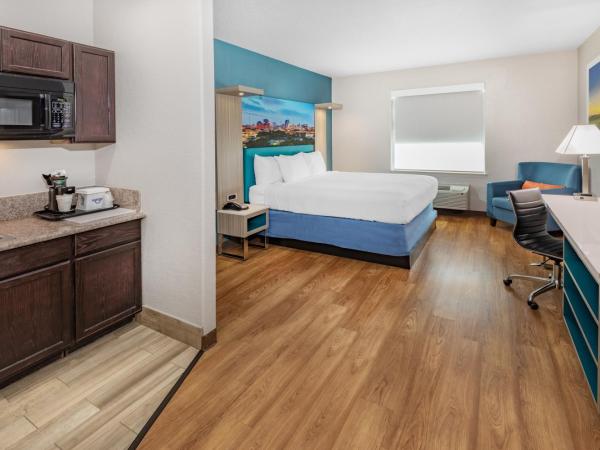 Days Inn & Suites by Wyndham San Antonio near Frost Bank Center : photo 4 de la chambre suite studio lit king-size - non-fumeurs
