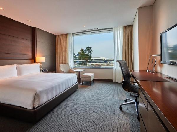 LOTTE City Hotel Gimpo Airport : photo 1 de la chambre chambre double supérieure - vue sur aéroport