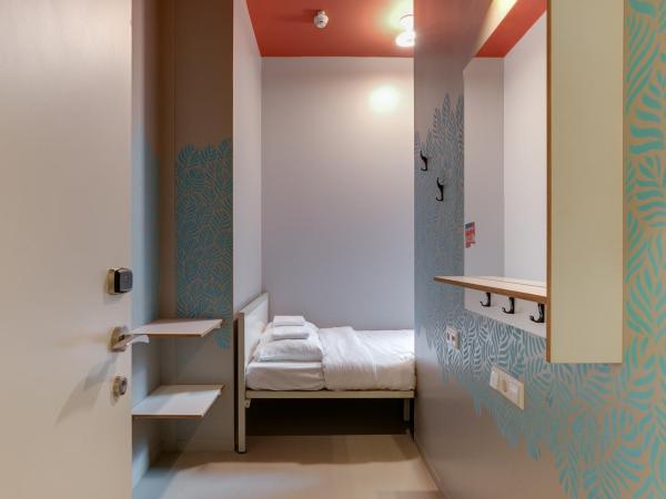 ClinkNOORD Hostel : photo 5 de la chambre chambre simple privée avec salle de bains privative