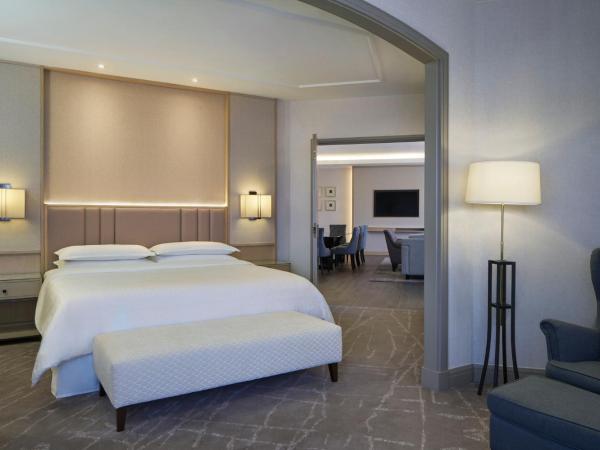 Sheraton Imperial Kuala Lumpur Hotel : photo 1 de la chambre suite lit king-size ambassadeur avec accès au salon club - vue sur ville