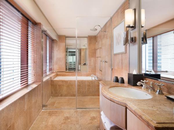 Sheraton Imperial Kuala Lumpur Hotel : photo 2 de la chambre chambre lit king-size - vue sur ville