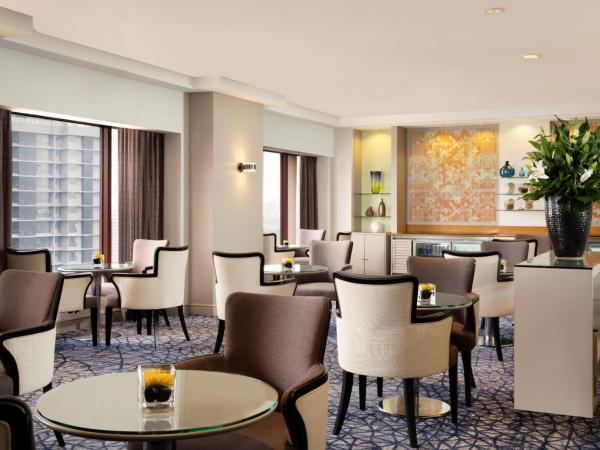 Sheraton Imperial Kuala Lumpur Hotel : photo 2 de la chambre chambre lit king-size avec accès au salon club - vue sur ville