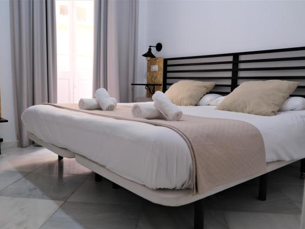 Planeta Cadiz Hostel : photo 1 de la chambre chambre double ou lits jumeaux deluxe avec balcon