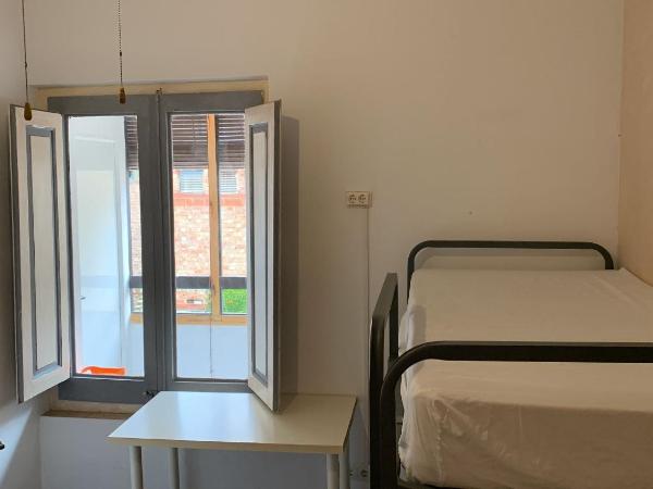 Tarragona Hostel : photo 5 de la chambre chambre triple basique avec salle de bains commune