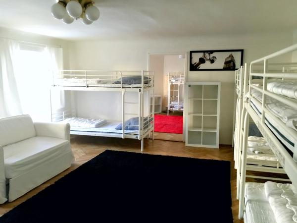 Hostel HOMEr - Old Town Square : photo 5 de la chambre lit simple dans dortoir mixte de 12 lits