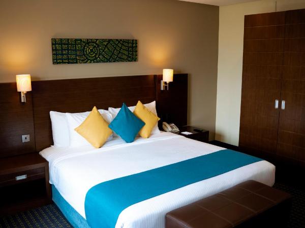 Best Western Premier Muscat : photo 9 de la chambre suite lit king-size business - vue sur ville