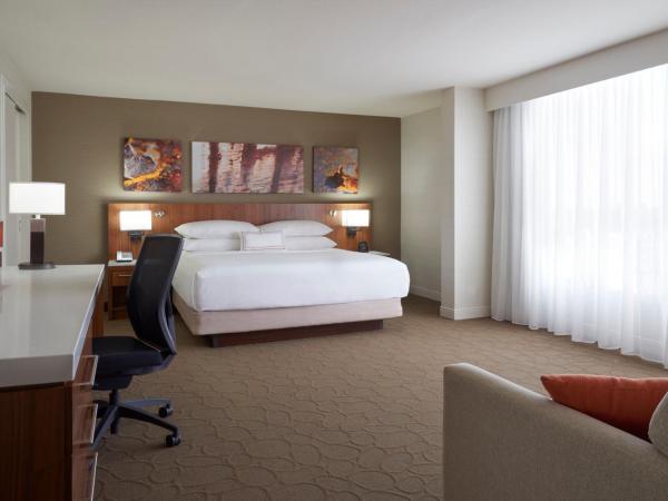 Delta Hotels by Marriott Toronto Airport & Conference Centre : photo 3 de la chambre chambre lit king-size avec canapé-lit
