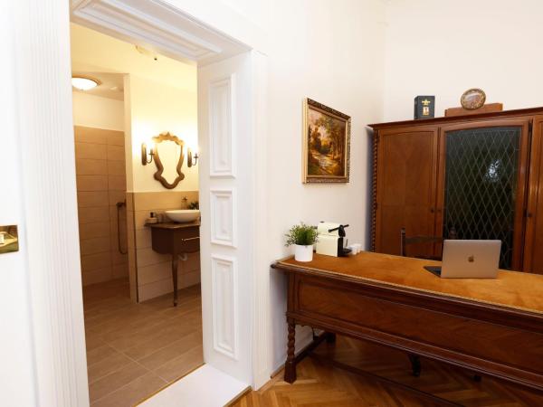 Villabaroque_Eger : photo 4 de la chambre chambre familiale