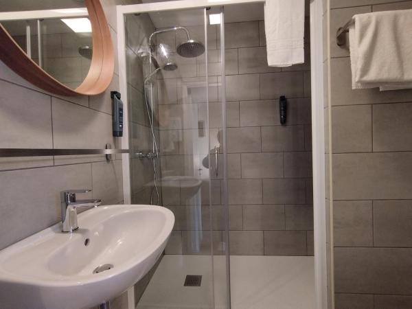 The Originals Access, Hotel Le Canter Saumur : photo 6 de la chambre chambre quadruple supérieure