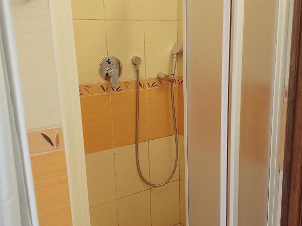 Old Prague House : photo 4 de la chambre chambre quadruple avec salle de bains privative séparée