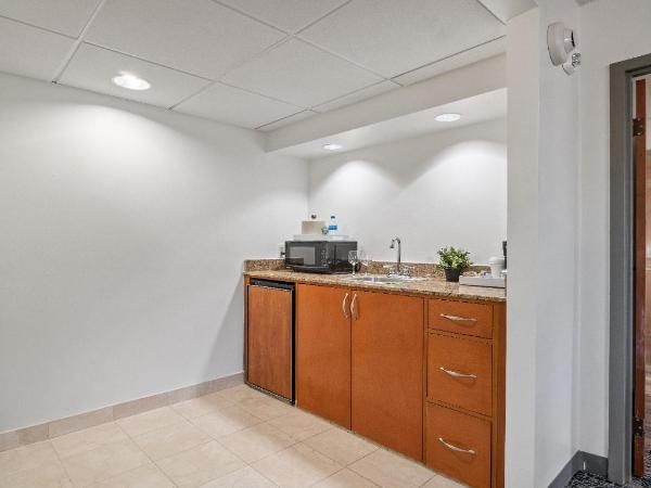 315 LoSo Hotel Airport : photo 6 de la chambre suite lit king-size
