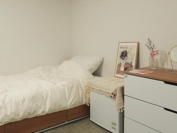 White Story : photo 3 de la chambre chambre simple avec salle de bains