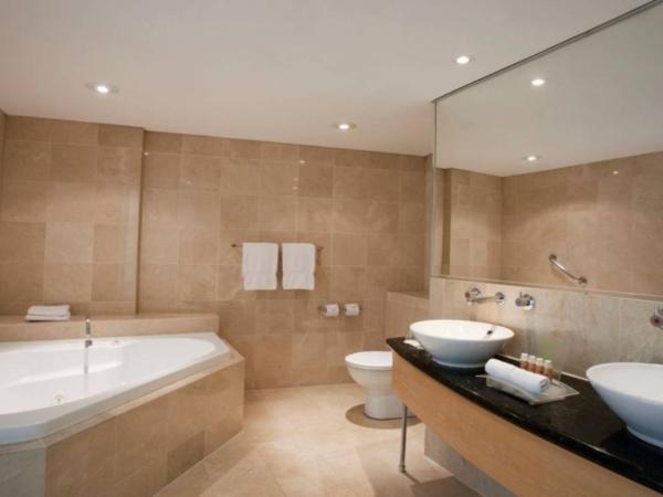 Holiday Inn Sydney Potts Point : photo 1 de la chambre spa king suite with harbour view