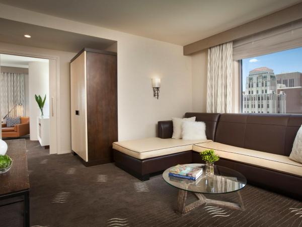 Kimpton Hotel Palomar Phoenix Cityscape, an IHG Hotel : photo 3 de la chambre suite 1 chambre lit king-size avec baignoire accessible aux personnes à mobilité réduite