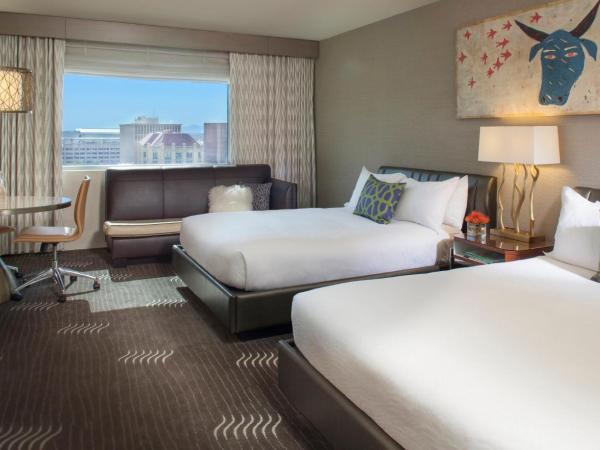 Kimpton Hotel Palomar Phoenix Cityscape, an IHG Hotel : photo 2 de la chambre chambre avec 2 lits queen-size et baignoire accessible aux personnes à mobilité réduite