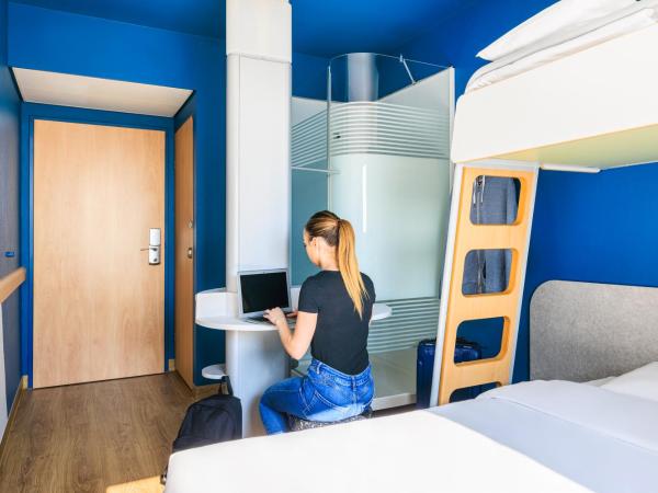 Ibis budget Lausanne-Bussigny : photo 7 de la chambre chambre triple avec 1 lit double et 1 lit superposé
