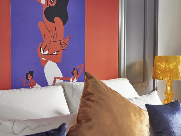 Aria Hotel Budapest by Library Hotel Collection : photo 10 de la chambre chambre lit king-size de luxe - vue sur jardin musical